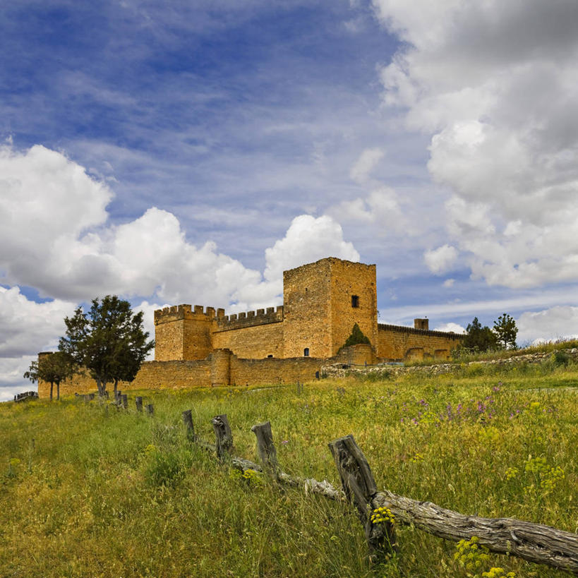 无人,方图,室外,白天,建筑,西班牙,木制,城堡,篱笆,云,历史,草,天空,自然,摄影,保护,宁静,塞戈维亚,彩图