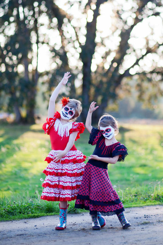 西方人,儿童,一个人,两个人,家庭,姐妹,竖图,室外,白天,正面,纯洁,欧洲,美国,欧洲人,仅一个女性,仅一个人,表演,庆祝,雨鞋,草,树,小孩,仅一个小孩,可爱,童年,童趣,摄影,享乐,童真,烂漫,无邪,俄勒冈州,波特兰,技能,天真,女孩,女人,女性,白种人,孩子,彩图,舞蹈,死亡节,女生,传统文化,弗拉明戈舞