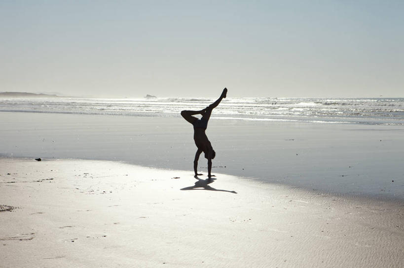 成年人,一个人,横图,室外,海洋,摩洛哥,仅一个男性,阴影,水平线,天空,黄昏,活力,平衡,摄影,颠倒,剪影,索维拉城,技能,海滩,彩图