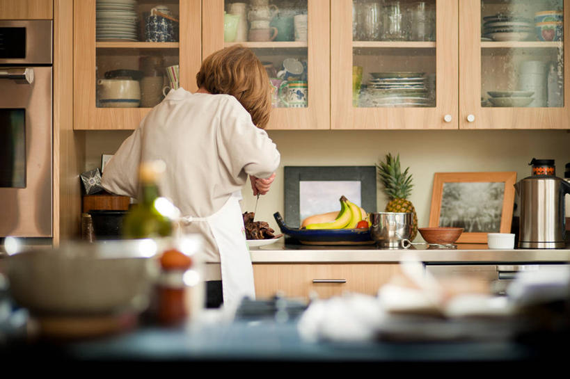 西方人,成年人,老年人,一个人,家庭,站,横图,室内,白天,烧烤,厨房,欧洲,加拿大,欧洲人,仅一个女性,仅一个人,准备,围裙,牛肉,烤牛肉,休闲装,饮食,背面,温暖,温馨,一家人,摄影,仅一个老年女性,和睦,厨房器具,老年女性,女人,女性,白种人,半身,彩图,融洽