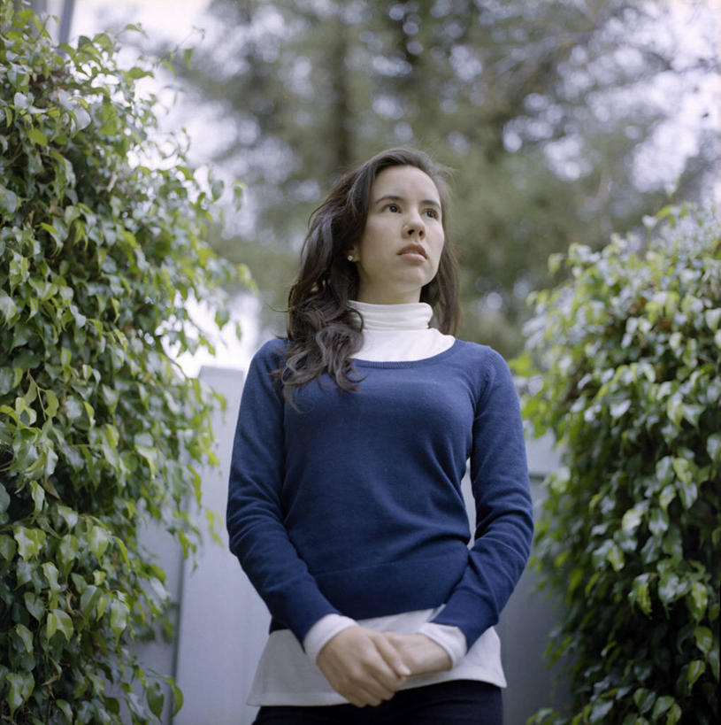 成年人,头发,一个人,站,握手,竖图,室外,白天,仰视,植物,美国,仅一个年轻女性,仅一个女性,仅一个人,墙,休闲装,白色,黑色,思考,摄影,年轻女性,女人,女性,年轻人,长发,搀手,拉手,手拉手,手握手,半身,彩图,低角度拍摄