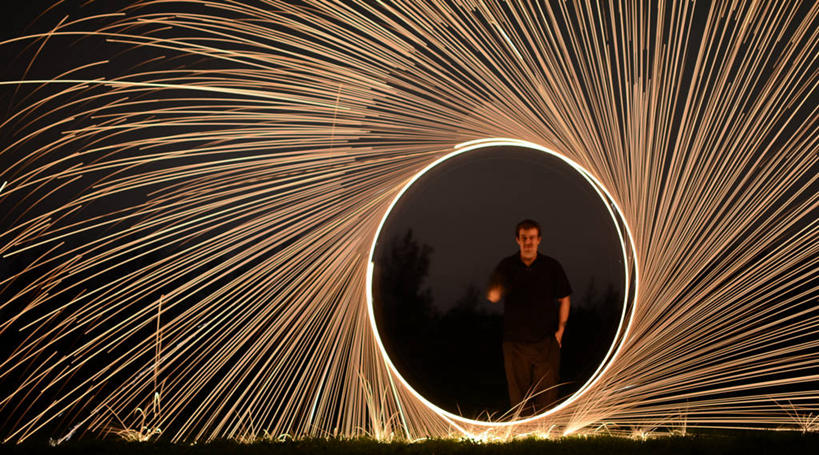 西方人,成年人,一个人,站,横图,室外,夜晚,运动模糊,长时间曝光,英国,欧洲,欧洲人,仅一个男性,仅一个人,环保,圆形,工具,火花,燃烧,旋转,干净,仅一个年轻男性,摄影,照亮,卫生,手插袋,钢丝绒,去污,钢丝棉,想法,危险,男人,男性,年轻男性,白种人,年轻人,洗涤用具,插兜,手插兜,洗涤,彩图,手抄兜