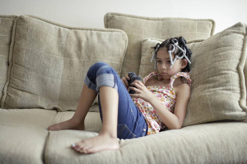 西方人,儿童,一个人,坐,横图,室内,白天,纯洁,沙发,欧洲,新西兰,欧洲人,仅一个女性,仅一个人,休闲装,小孩,遥控器,枕头,靠,靠着,仅一个小孩,放松,可爱,童年,童趣,摄影,卷发棒,卷发器,控制,起居室,烫发器,童真,烂漫,无邪,天真,女孩,女人,女性,白种人,亚洲人,孩子,彩图,女生,计算机游戏