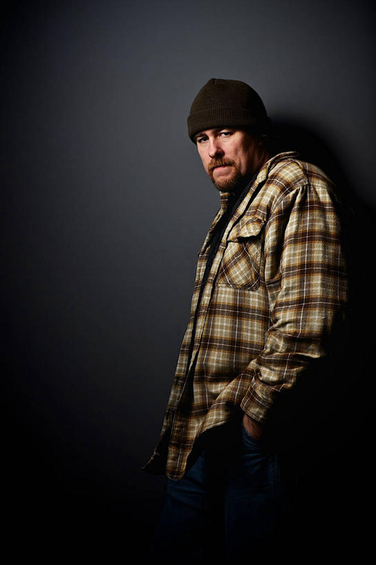 成年人,中年人,一个人,站,竖图,信心,帽子,美国,仅一个男性,仅一个人,仅一个中年男性,黑色背景,休闲装,靠,靠着,个性,摄影,肖像,手插袋,编织帽,男人,男性,中年男性,山羊胡,插兜,手插兜,半身,彩图,影棚拍摄,手抄兜