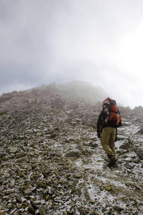 成年人,一个人,攀登,竖图,室外,白天,旅游,度假,探险,雾,富山县,日本,仅一个男性,日本文化,云,天气,娱乐,自然,享受,休闲,放松,摄影,背包客,富山,冒险,岩石,步行,彩图,独处