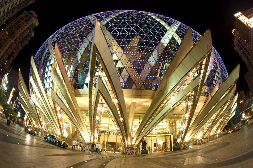 横图,室外,夜晚,鱼眼镜头,仰视,旅游,建筑,汽车,澳门,反射,光线,光芒,现代,葡京酒店,天空,赌场,摄影,照亮,圆顶建筑,彩图,低角度拍摄