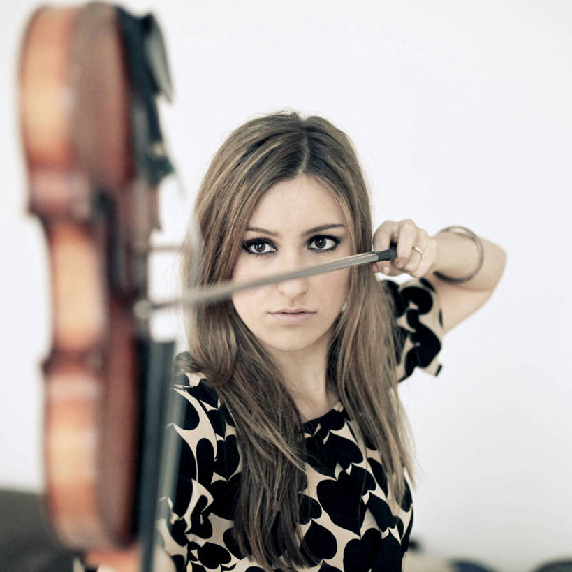 成年人,脸,头,脸颊,一个人,音乐家,方图,室内,白天,英国,仅一个年轻女性,仅一个女性,仅一个人,乐器,小提琴,首都,音乐,拿着,休闲装,肩膀,模仿,摄影,专心,决心,年轻女性,女人,女性,年轻人,头部,长发,脸部,脸蛋,面部,乐师,演奏家,音乐工作者,彩图