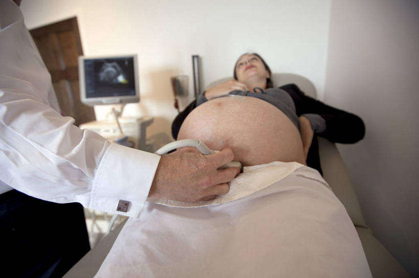 西方人,成年人,中年人,手,两个人,医生,横图,室内,欧洲,澳大利亚,欧洲人,检查,科学,休闲装,怀孕,人体,摄影,繁衍,部分,人体器官,器官,繁殖,关爱,中年男性,中年女性,白种人,仰卧,半身,彩图,生殖器