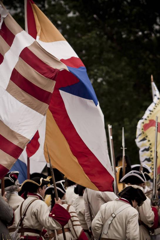 竖图,室外,白天,制服,旗帜,西班牙,许多人,拿着,旗子,背面,一群人,摄影,运送,爱国主义,旌旗,旗号,战役,战场,彩图,翻拍