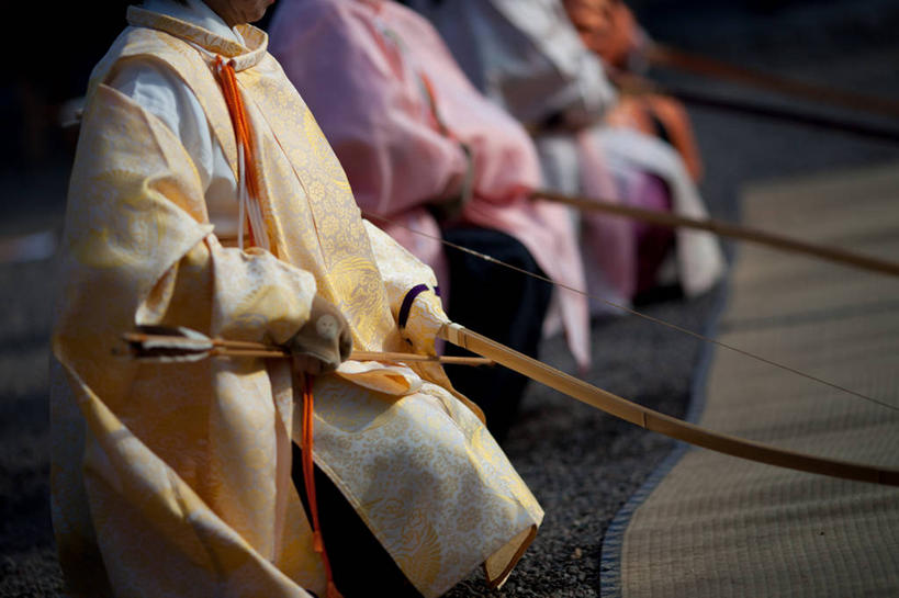 四个人,站,横图,室外,白天,东京,日本,一排,日本文化,艺术,整齐,弓箭,首都,拿着,排列,摄影,专心,队列,箭术,彩图,传统服装