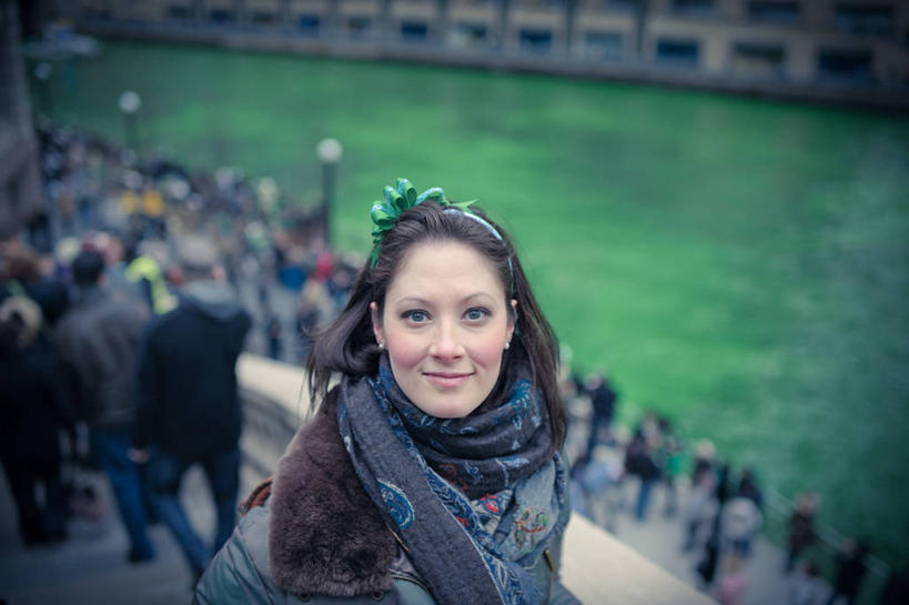 西方人,成年人,脸,头,脸颊,一个人,微笑,横图,室外,特写,白天,幸福,楼梯,欧洲,美国,欧洲人,仅一个年轻女性,仅一个女性,仅一个人,外套,肩膀,围巾,摄影,北美,北美洲,美洲,伊利诺斯州,芝加哥市,写实,北亚美利加洲,亚美利加洲,芝加哥河,年轻女性,女人,女性,白种人,年轻人,头部,脸部,脸蛋,面部,彩图,美利坚合众国