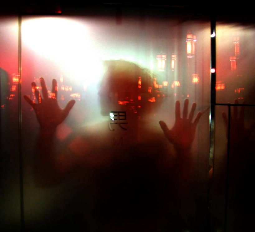 成年人,脸,头,脸颊,一个人,横图,室内,正面,神秘,门,奥地利,维也纳,仅一个男性,透明,文字,首都,肩膀,靠,靠着,汉字,摄影,照亮,冷凝,头部,脸部,脸蛋,面部,彩图