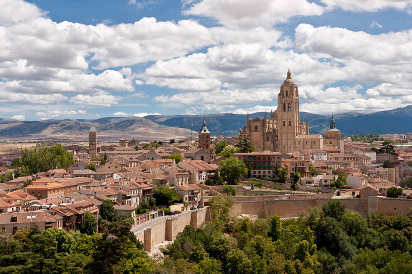 无人,横图,俯视,室外,白天,山,建筑,西班牙,云,历史,天空,地标建筑,夏天,摄影,基督教,树梢,塞戈维亚,彩图,高角度拍摄,大教堂,塞戈维亚省