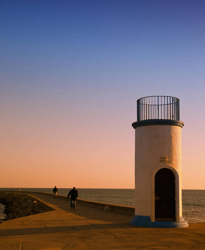 成年人,两个人,栏杆,竖图,室外,留白,海洋,道路,建筑,路,法国,水平线,拱门,小路,交通,历史,黄昏,摄影,万里无云,尊敬,步行,彩图