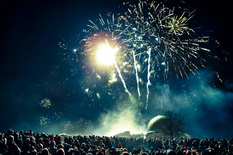 横图,室外,夜晚,城市,英国,首都,许多人,树,天空,焰火,一群人,摄影,照亮,圆顶建筑,群众,爱丁堡,卡尔顿山,中洛锡安,彩图,传统文化,传统节日