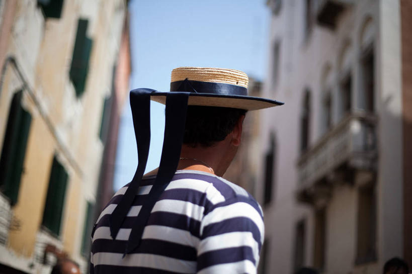 成年人,脸,头,脸颊,一个人,横图,室外,特写,白天,意大利,威尼斯,仅一个男性,船夫,条纹,缎带,T恤,休闲装,肩膀,背面,黑色,思考,摄影,意大利文化,威尼托大区,头部,脸部,脸蛋,面部,彩图