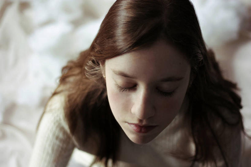 西方人,儿童,少年,脸,头,脸颊,一个人,坐,横图,俯视,室内,特写,白天,纯洁,床,卧室,欧洲,美国,欧洲人,仅一个男性,仅一个年轻女性,仅一个女性,仅一个人,休闲装,肩膀,仅一个年轻男性,小孩,放松,可爱,童年,童趣,摄影,专心,青春期,童真,烂漫,无邪,新泽西,写实,天真,男人,男性,年轻男性,年轻女性,女人,女性,白种人,孩子,头部,脸部,脸蛋,面部,闭着眼睛,彩图,高角度拍摄,调解