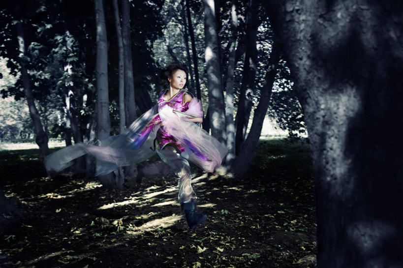 成年人,中年人,一个人,跑,横图,室外,白天,森林,哈萨克斯坦,仅一个女性,仅一个人,树,仅一个中年女性,思考,摄影,阿拉木图,女人,女性,中年女性,彩图