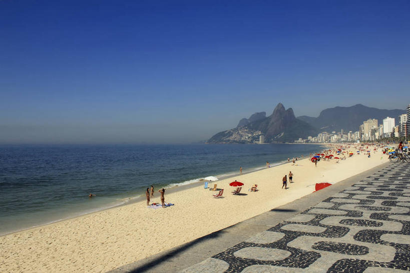 横图,室外,白天,度假,海洋,山,日光,巴西,蓝色,自然,地标建筑,南美,摄影,木板路,南美洲,拉丁美洲,美洲,里约热内卢,万里无云,里约热内卢州,巴西联邦共和国,首府,亚美利加洲,南亚美利加洲,里约热内卢市,式样,依帕内玛,依帕内玛海滩,海滩,休闲活动,步行,彩图