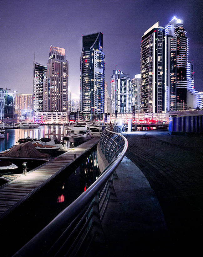 栏杆,竖图,室外,夜晚,天际线,城市,建筑,路,摩天大楼,船,停靠,反射,现代,运输,摄影,照亮,停泊,阿拉伯联合酋长国,迪拜,波斯湾,游艇码头,万里无云,迪拜码头,彩图,广角拍摄