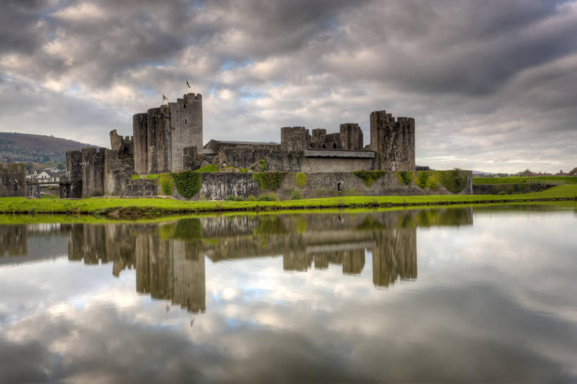 无人,横图,室外,白天,水,建筑,英国,欧洲,对称,反射,城堡,历史,草,天空,摄影,西欧,大不列颠,威尔士,大不列颠及北爱尔兰联合王国,大不列颠及爱尔兰联合王国,卡菲利城堡,威尔士公国,彩图,大不列颠王国,大英帝国,联合王国,日不落帝国