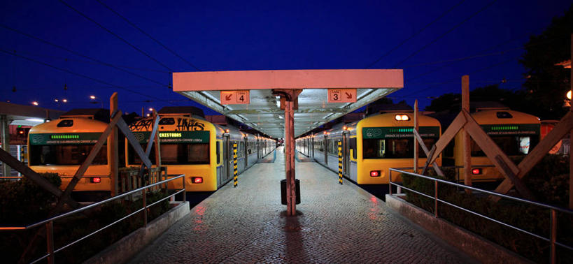 无人,栏杆,火车站,横图,全景,室外,夜晚,火车,车站,葡萄牙,并排,站台,首都,月台,里斯本,运输,摄影,宁静,照亮,停止,暂停,停滞,万里无云,卡斯卡伊斯市,彩图,铁路车站,铁路站