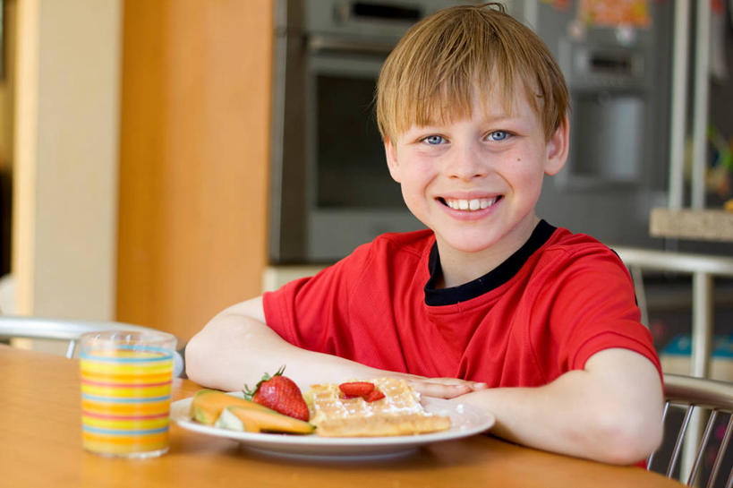 果汁,西方人,儿童,脸,头,脸颊,一个人,家庭,坐,笑,微笑,露齿笑,横图,室内,白天,早餐,快乐,幸福,纯洁,餐桌,草莓,水果,法国,欧洲,欧洲人,仅一个男性,仅一个人,饭厅,休闲装,饮食,肩膀,小孩,红色,甜食,靠,靠着,仅一个小孩,温暖,温馨,一家人,华夫饼干,可爱,童年,童趣,摄影,和睦,早晨,清新,肖像,童真,烂漫,无邪,天真,男孩,男人,男性,白种人,孩子,头部,脸部,脸蛋,面部,玻璃杯,彩图,融洽,男生