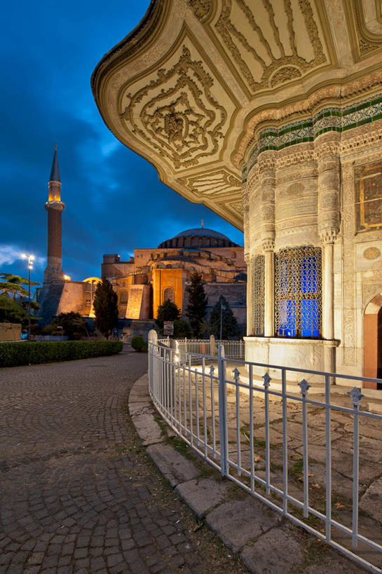 无人,竖图,室外,夜晚,建筑,喷泉,欧洲,篱笆,云,历史,天空,地标建筑,摄影,照亮,伊斯坦布尔,彩图,圣索菲亚大教堂