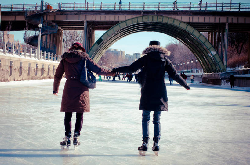 成年人,两个人,站,横图,室外,白天,友谊,运动,滑冰,建筑,帽子,加拿大,连接,服装,桥,溜冰鞋,首都,休闲装,外套,背面,衣服,休闲,休闲服,连帽衫,摄影,服饰,享乐,零钱包,帽衫,溜冰场,冬季运动,渥太华,休闲活动,手牵手,彩图,里多运河