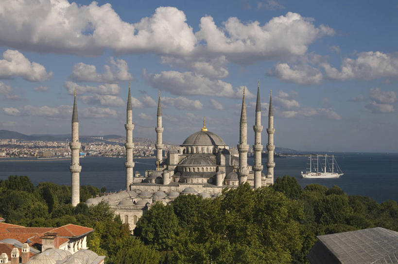 无人,横图,室外,白天,海洋,城市,建筑,船,欧洲,云,历史,天空,地标建筑,运输,摄影,尖塔,伊斯兰教,圆顶建筑,清真寺,树梢,伊斯坦布尔,蓝色清真寺,彩图