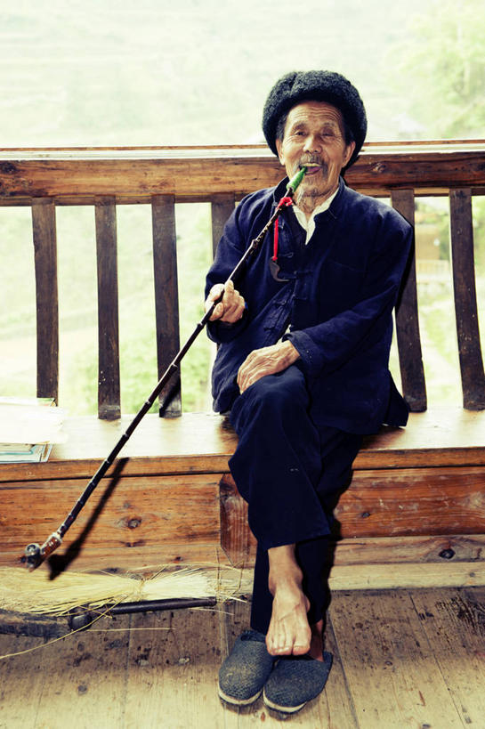 成年人,老年人,一个人,坐,吸烟,竖图,室内,白天,正面,仅一个男性,仅一个人,长椅,二郎腿,拿着,仅一个老年男性,摄影,上瘾,肖像,贵州省,老年男性,男人,男性,中国人,烟草,彩图