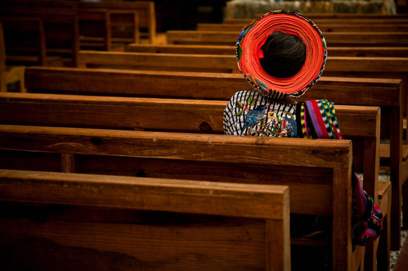 脸,头,脸颊,一个人,教堂,坐,横图,室内,椅子,危地马拉,头饰,肩膀,背面,摄影,宗教,基督教,使徒,头部,脸部,脸蛋,面部,彩图,传统服装