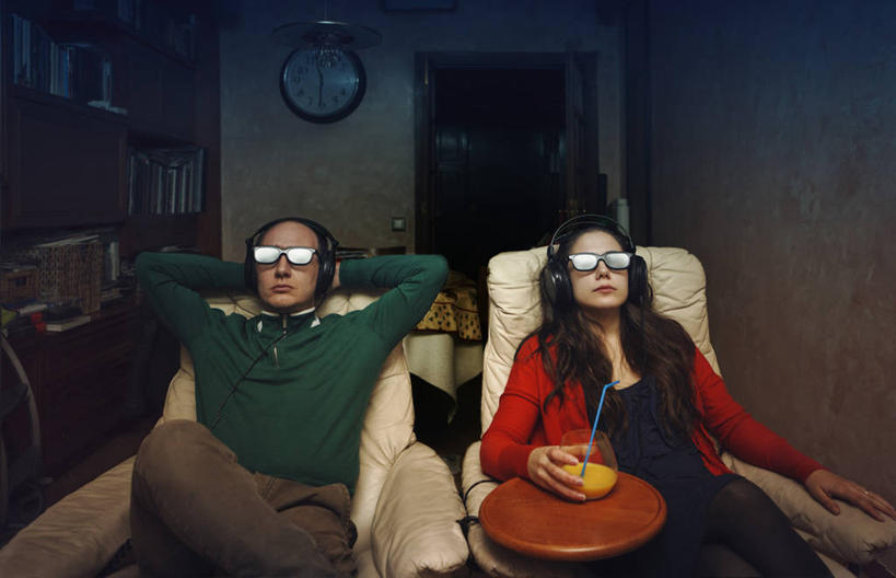 果汁,西方人,成年人,中年人,两个人,坐,横图,室内,沙发,西班牙,欧洲,巴塞罗那,欧洲人,抱头,拿着,休闲装,饮食,耳机,吸管,摄影,观看,双手抱头,专心,起居室,婚姻,3D眼镜,捧首,捧头,年轻女性,中年男性,白种人,年轻人,玻璃杯,休闲活动,彩图