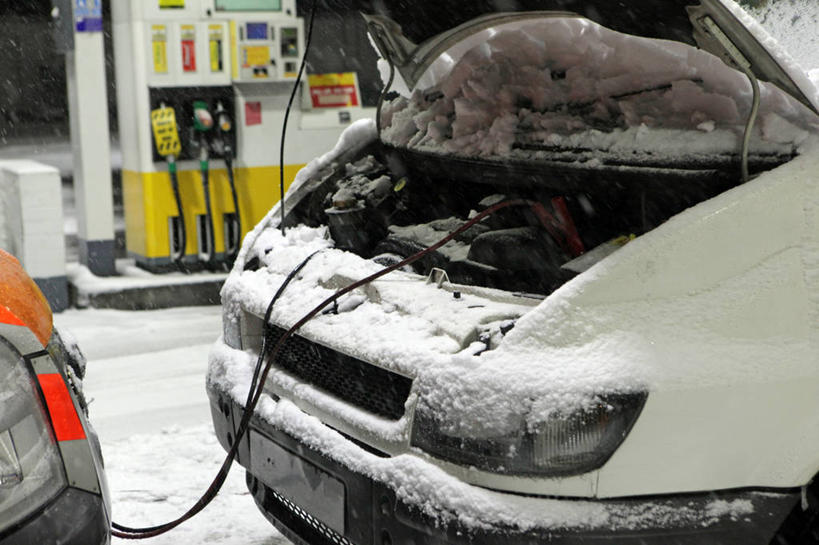 无人,横图,室外,白天,雪,汽车,英国,电缆,首都,寒冷,运输,摄影,加油站,能源,问题,彩图,汽车抛锚