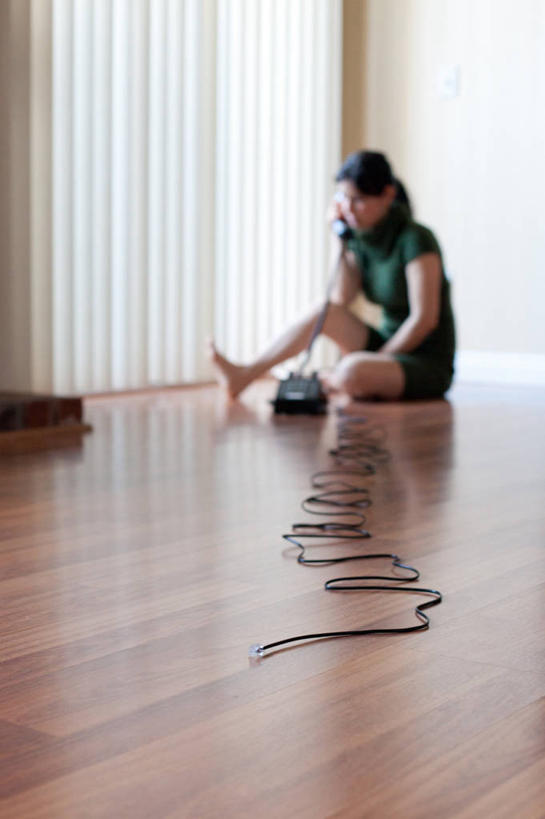 成年人,中年人,一个人,坐,打电话,竖图,室内,白天,通讯,建材,地板,建筑,美国,仅一个女性,仅一个人,材料,木板,木材,地面,休闲装,木地板,木柴,仅一个中年女性,电话线,摄影,建造,木料,幽默,麻烦,问题,硬木,女人,女性,中年女性,电话机,座机,说话,彩图