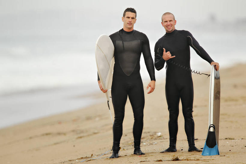 冲浪,西方人,成年人,中年人,两个人,站,横图,室外,白天,正面,锻炼,运动,信心,海洋,欧洲,美国,欧洲人,冲浪板,沙子,手势,摄影,加利福尼亚,肖像,水上运动,体育,年轻男性,中年男性,白种人,年轻人,海滩,彩图,健身,英俊,冲浪运动,打手势