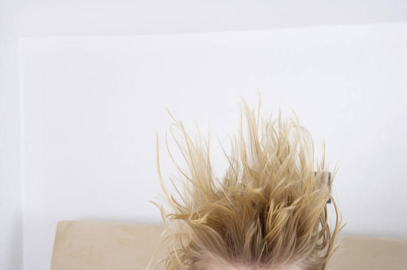 头,头发,一个人,横图,室内,英国,金色,童年,人体,摄影,幽默,部分,锋利,尖锐,头部,彩图