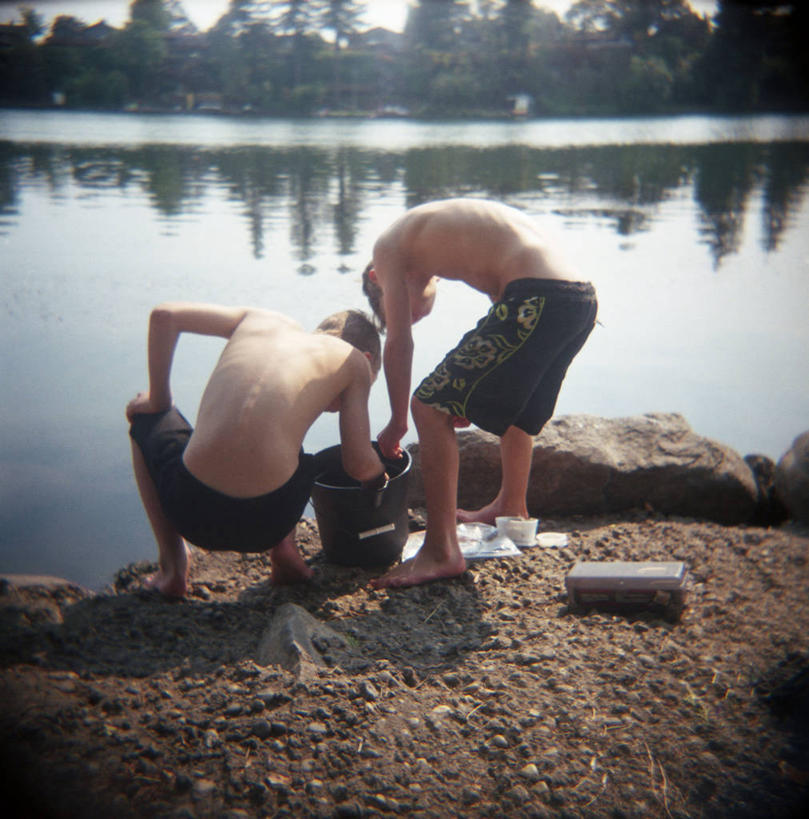 西方人,儿童,一个人,两个人,公园,蹲,竖图,室外,白天,友谊,纯洁,湖,欧洲,美国,欧洲人,仅一个男性,仅一个人,连接,弯腰,泳裤,反射,小孩,仅一个小孩,可爱,童年,童趣,摄影,童真,烂漫,无邪,俄勒冈州,波特兰,天真,男孩,男人,男性,白种人,孩子,岩石,休闲活动,彩图,蓝湖,男生