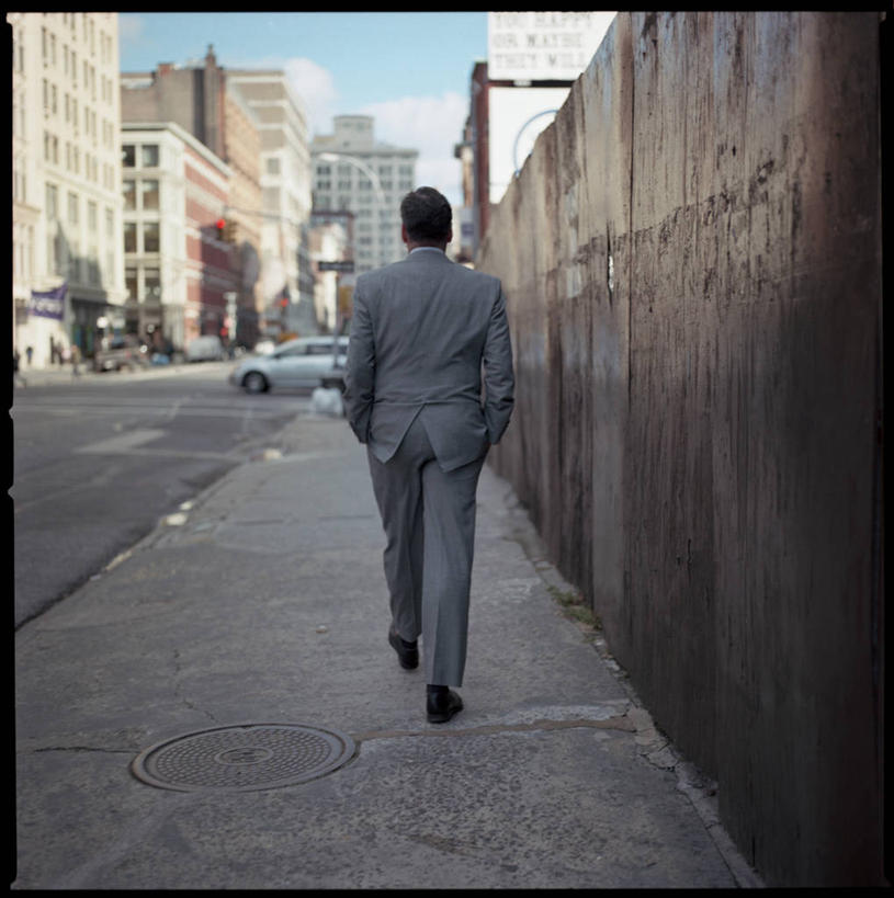 成年人,一个人,竖图,室外,白天,城市,建筑,街道,汽车,纽约,美国,仅一个男性,套装,背面,摄影,手插袋,步行,插兜,手插兜,彩图,手抄兜,独处