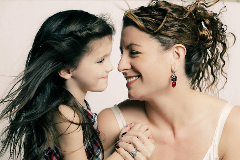 西方人,儿童,成年人,中年人,老年人,脸,头,脸颊,两个人,家庭,母亲,女儿,微笑,横图,白色背景,侧面,幸福,纯洁,欧洲,美国,欧洲人,连接,肩膀,小孩,看,温暖,温馨,一家人,可爱,童年,童趣,摄影,和睦,北美,北美洲,关爱,美洲,童真,烂漫,无邪,北卡罗来纳州,北亚美利加洲,亚美利加洲,耳饰,北卡罗来纳,焦油脚根之州,黑油鞋根之州,老北州,罗利,天真,老年女性,女孩,女性,白种人,孩子,头部,脸部,脸蛋,面部,手牵手,彩图,影棚拍摄,爱,美利坚合众国,融洽