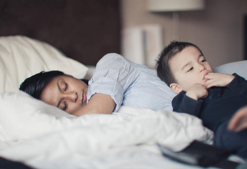 西方人,儿童,成年人,中年人,两个人,家庭,母亲,儿子,横图,室内,特写,白天,正面,纯洁,床,卧室,欧洲,加拿大,欧洲人,咬,毯子,小孩,休息,思考,温暖,温馨,一家人,放松,可爱,童年,童趣,吸,摄影,咬着,和睦,侧卧,童真,烂漫,无邪,吮,温哥华,大不列颠哥伦比亚,天真,男孩,男性,中年女性,白种人,亚洲人,孩子,闭着眼睛,睡觉,仰卧,半身,彩图,融洽,幼儿,菲律宾人