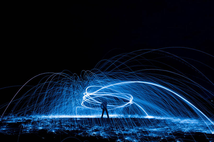 一个人,站,横图,室外,夜晚,长时间曝光,美国,火花,热,旋转,蓝色,天空,摄影,照亮,剪影,彩图