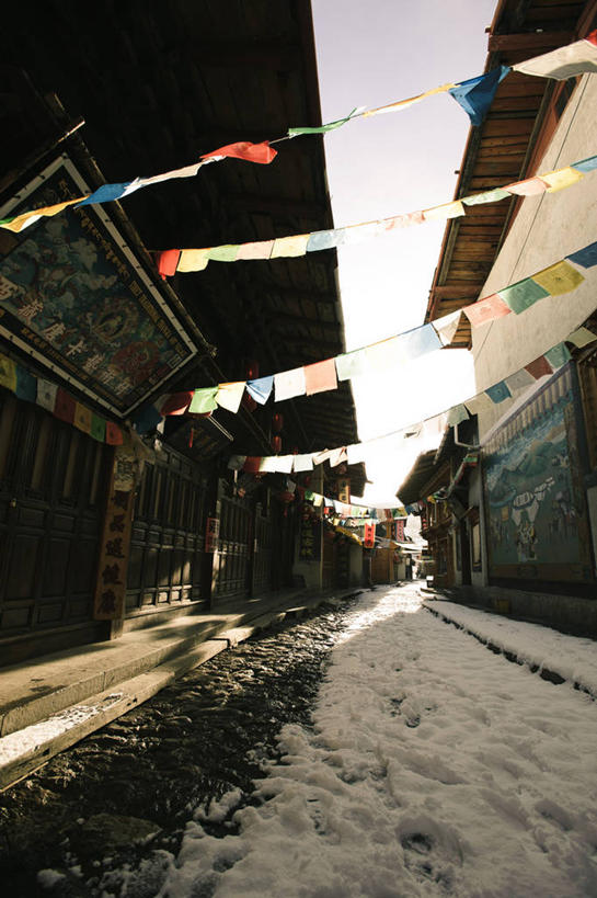 无人,竖图,室外,雪,建筑,日光,一排,吊挂,悬挂,整齐,冬天,黎明,挂,经幡,排列,自然,寒冷,摄影,宗教,佛教,宁静,队列,中国文化,云南省,香格里拉县,彩图,巷