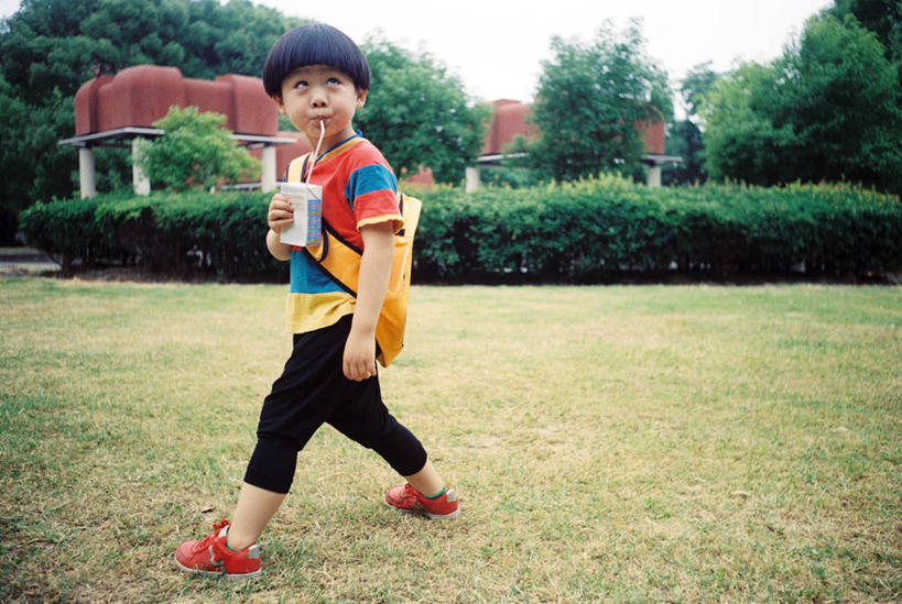 儿童,一个人,横图,室内,侧面,纯洁,上海,仅一个男性,仅一个人,喝,休闲装,饮食,草,树,小孩,吸管,向上看,仅一个小孩,可爱,童年,童趣,摄影,园林,灌木,牛奶盒,童真,烂漫,无邪,背包客,天真,男孩,男人,男性,中国人,孩子,步行,彩图,男生