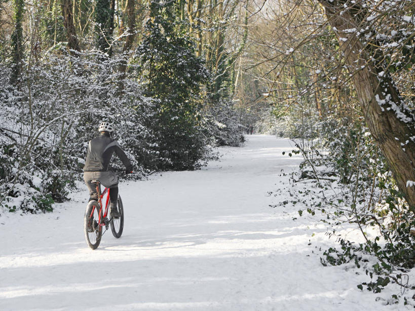 成年人,一个人,横图,室外,白天,锻炼,旅游,度假,探险,运动,树林,雪,自行车,日光,英国,仅一个男性,头饰,冬天,小路,首都,山地车,休闲装,娱乐,车,脚踏车,树,骑,背面,交通工具,骑车,享受,休闲,放松,寒冷,运输,摄影,载具,室外运动,户外运动,山地自行车,自行车头盔,冒险,彩图,健身