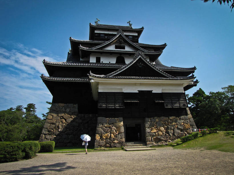 一个人,横图,室外,白天,建筑,日本,日本文化,伞,城堡,云,拿着,历史,石墙,树,天空,摄影,彩图,松江市