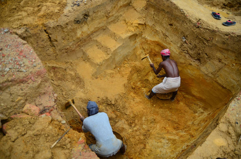 成年人,中年人,老年人,两个人,横图,俯视,室外,白天,建筑业,孟加拉国,亚洲,工作,拿着,裸露,工人,背面,建筑工地,职业,活力,摄影,泥,贫穷,努力,南亚,裸,孟加拉人民共和国,吉大港,老年男性,中年男性,亚洲人,员工,岩石,半身,彩图,高角度拍摄,匠人,劳动者,体力工,斧