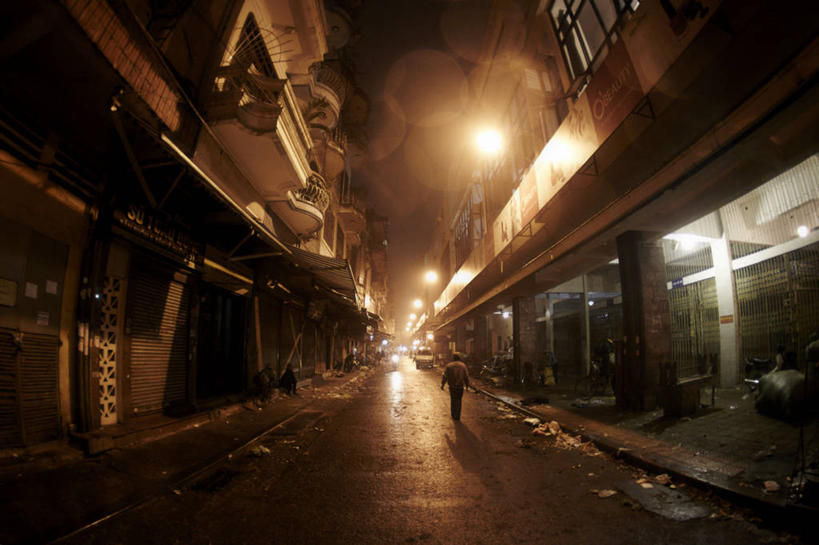 一个人,商店,横图,室外,夜晚,商务,建筑,街道,路,路灯,越南,百叶窗,市场,首都,背面,摄影,照亮,河内,步行,彩图