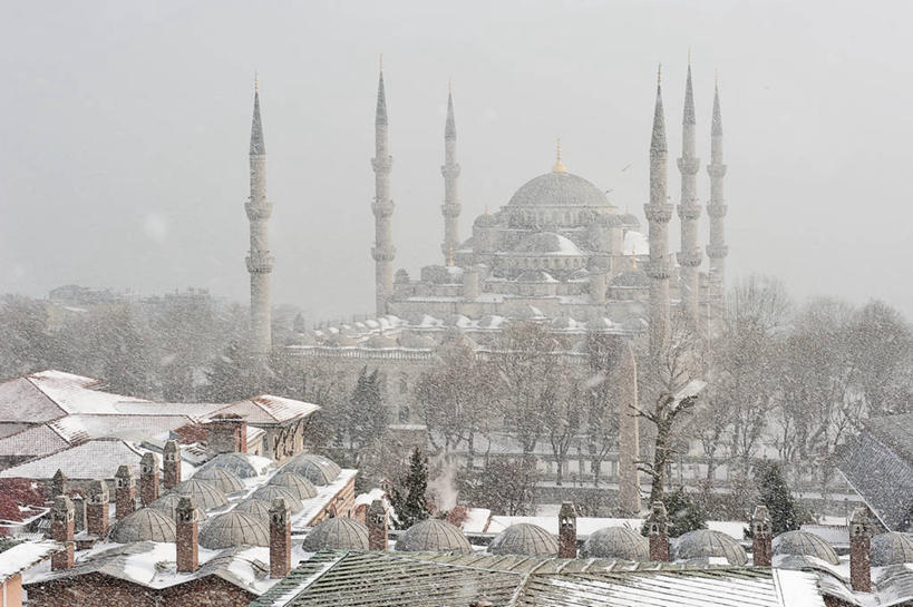无人,横图,室外,白天,雪,城市,建筑,欧洲,冬天,尖顶,历史,天空,寒冷,摄影,宗教,伊斯兰教,圆顶建筑,清真寺,素檀阿梅特区,伊斯坦布尔,奥斯曼帝国,蓝色清真寺,彩图