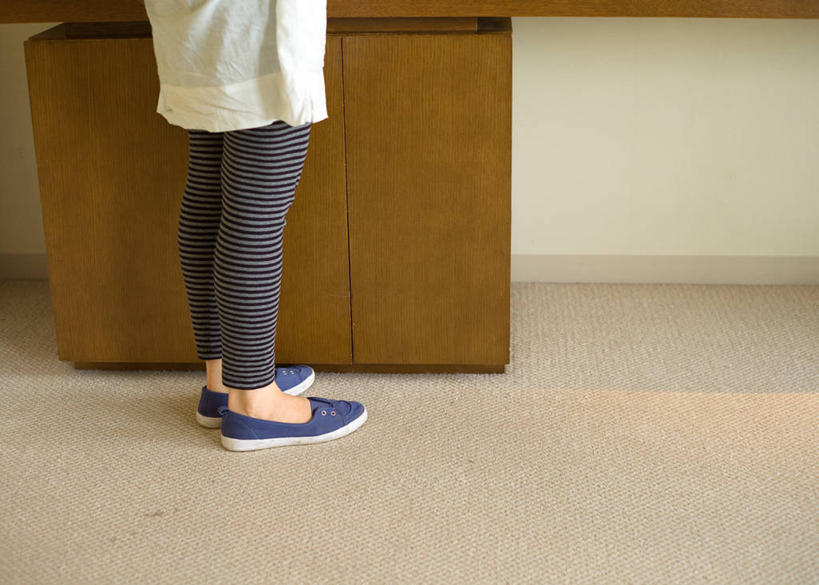 成年人,腿,一个人,站,横图,室内,时尚,鞋子,东京,日本,仅一个女性,条纹,木制,首都,人体,摄影,部分,紧身裤,新宿区,四肢,休闲活动,彩图